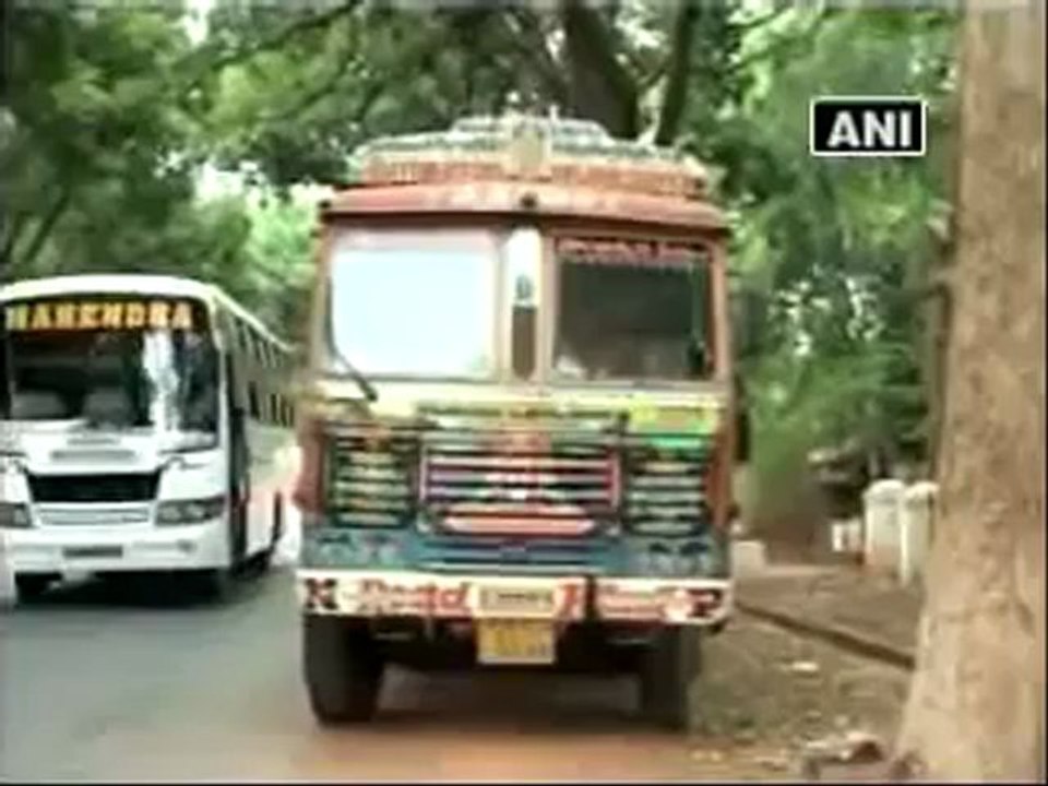 Maoists loot truck laden with ammonium nitrate from Bastar.mp4