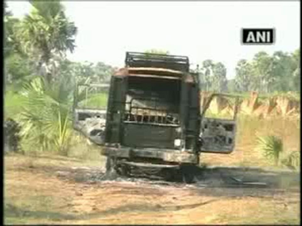 Maoists set ablaze Congress party jeep in Bihar.mp4