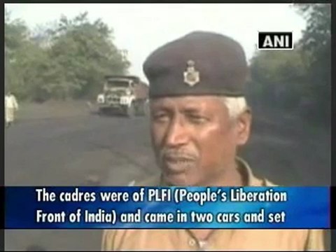 Maoists strike again,set ablaze four trucks in Jharkhand.mp4