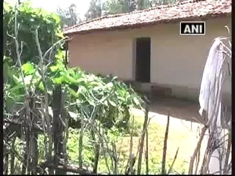 Maoists terrorize villagers in Korea district of Chhattisgarh.mp4