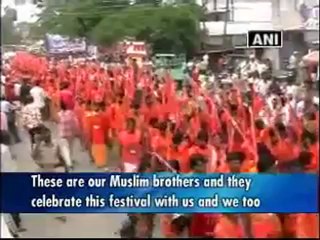 Muslim Kanwarias actively take part in Hindu pilgrimage.mp4