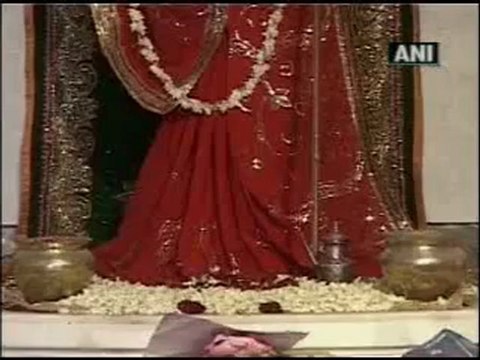 Muslim artisans work in Bhadrakali temple in Ahmedabad.mp4