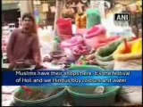 Muslims, Hindus in Varanasi spread the colour of communal harmony.mp4