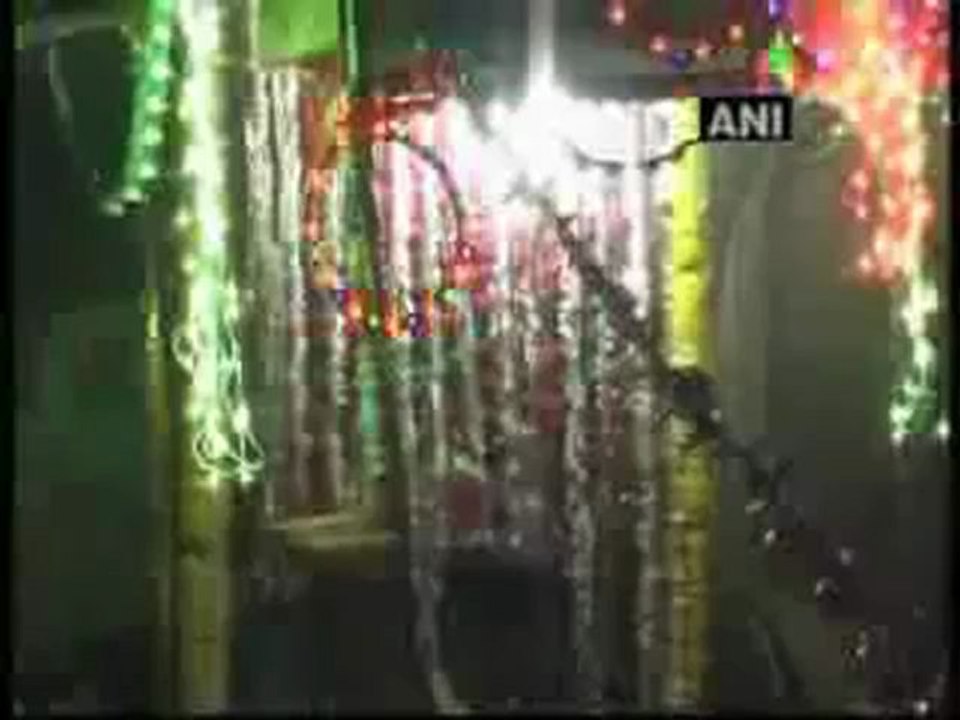People cutting across faiths seek blessings of Baba Fatehshah Bukhari.mp4