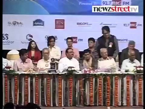 Dev Anand and Pran honoured by Dadasaheb Phalke Academy.mp4