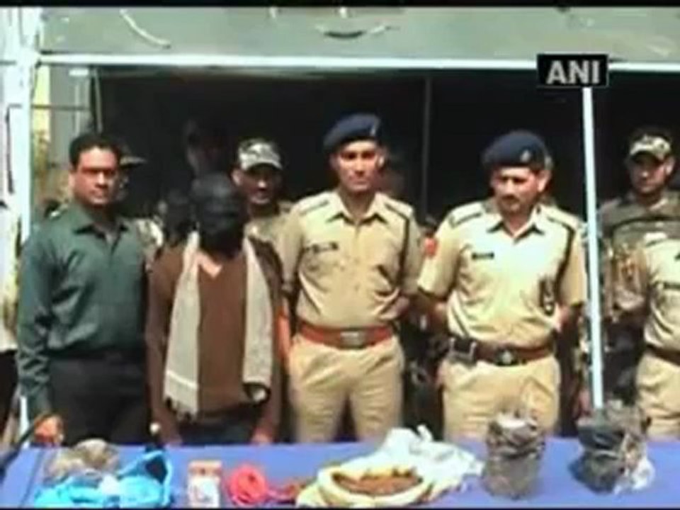 Police helds Maoist from Rayagada, displays recovered arms.mp4