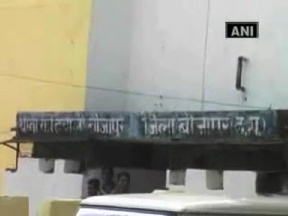 Policeman killed, three ultras nabbed in Chhattisgarh.mp4