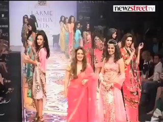 Lakme fashion Week 2010_ Bips and Mugdha walk on the ramp.mp4