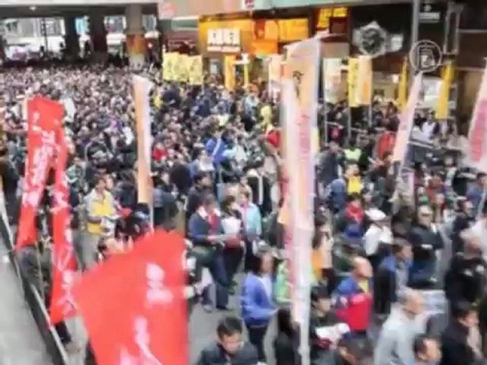 Гонконгцы не хотят в Новый год со старым лидером