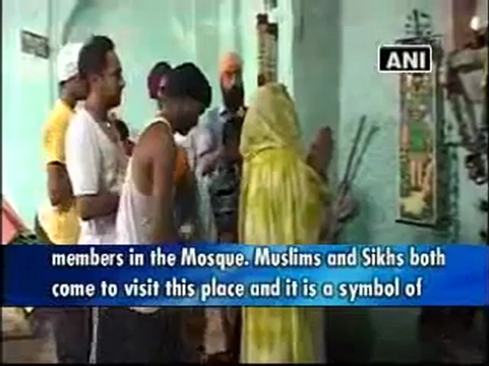 Sikhs living up to teachings of Guru Nanak, nourish 300 yr.old mosque.mp4