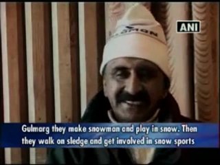 Snowfall in Gulmarg brings cheer to tourists.mp4