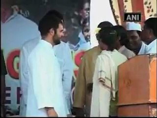 Tribal leader,who shared dais with Rahul,denies being Maoist.mp4