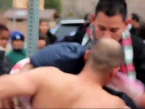 12 personas caen a un lago congelado al intentar ayudar a un hombre que se ahogaba