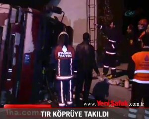 Tır köprüye takıldı