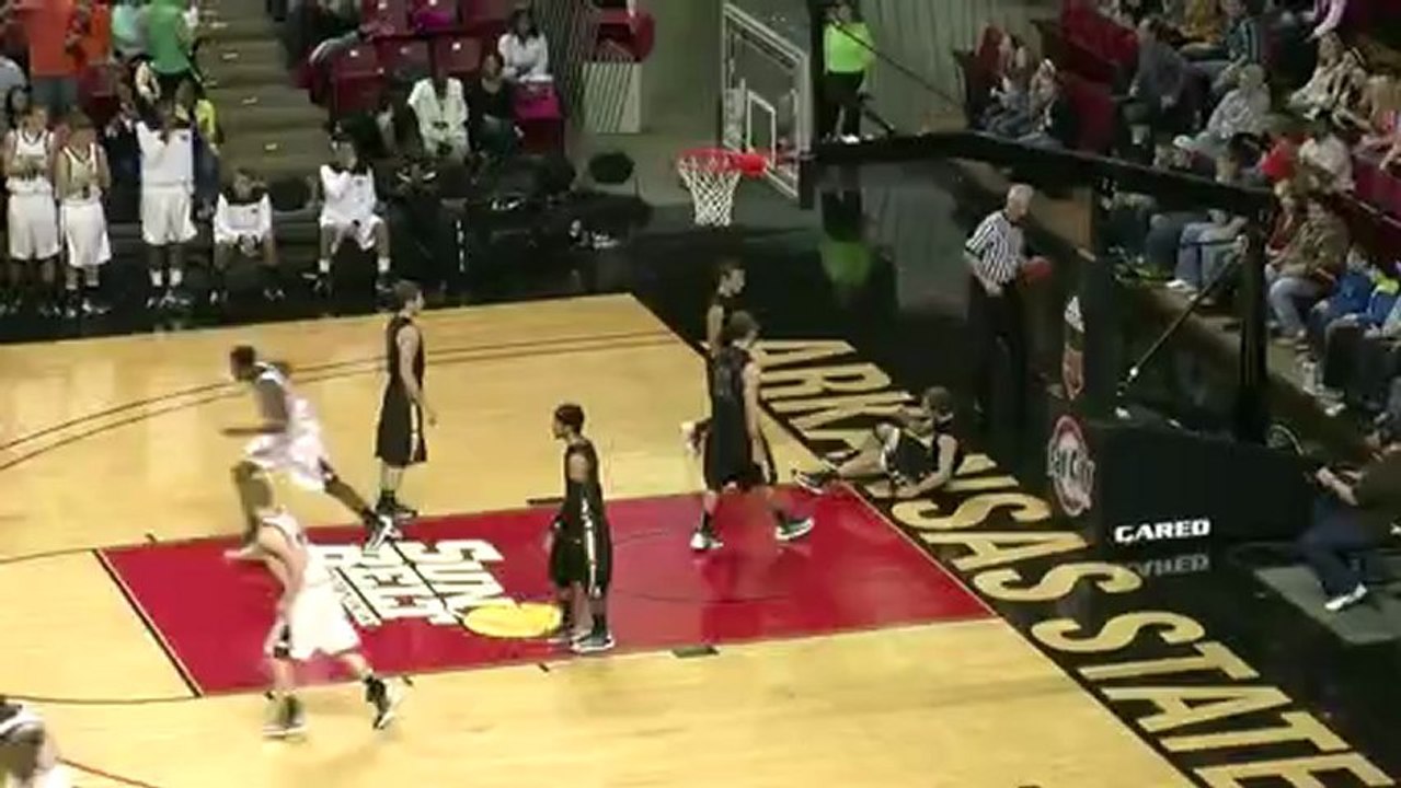 High Schooler's Unbelievable Dunk!