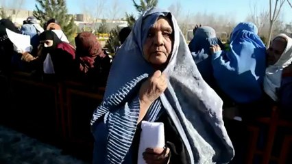 اللاجئون الافغان يعانون من برد الشتاء القاتل