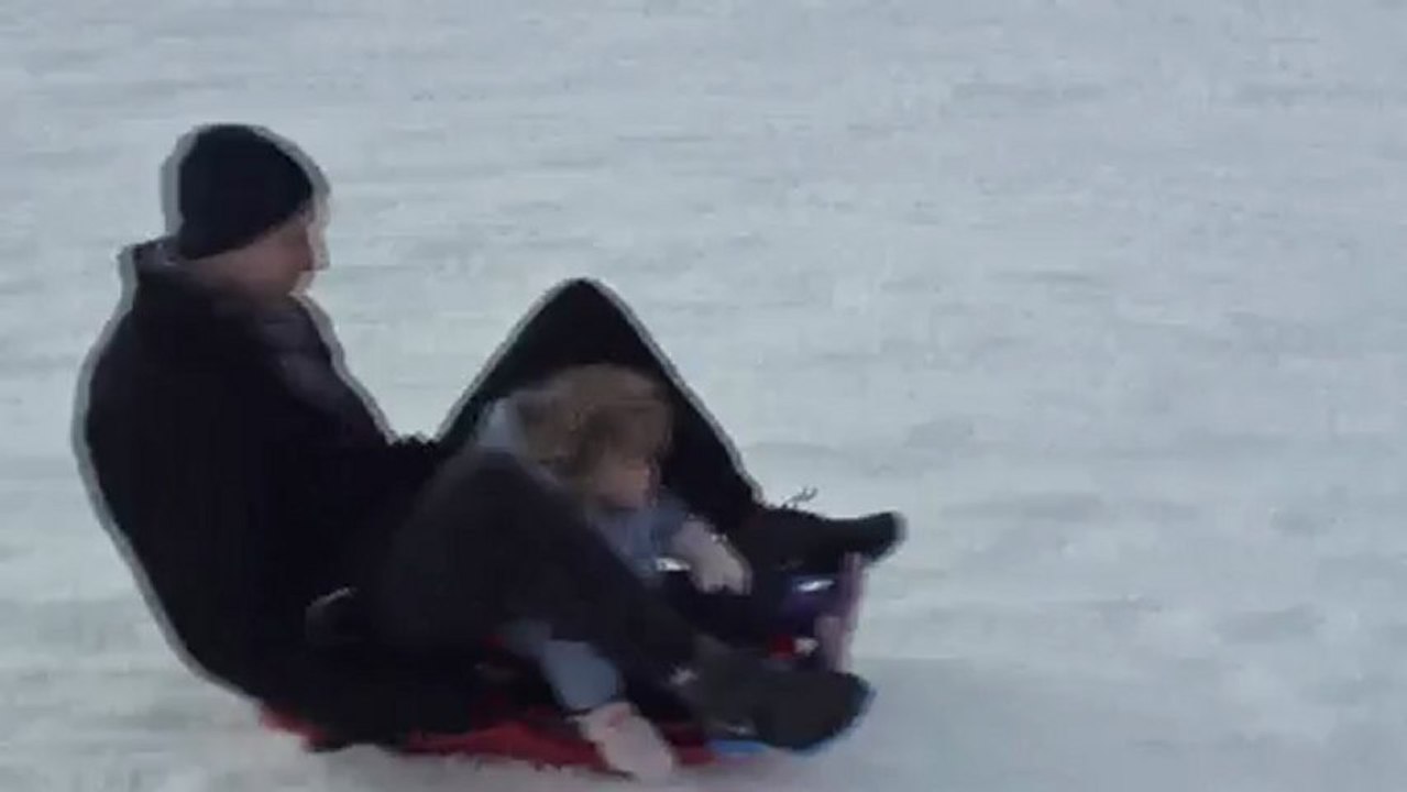 Solène fait de la luge avec Tonton Chris