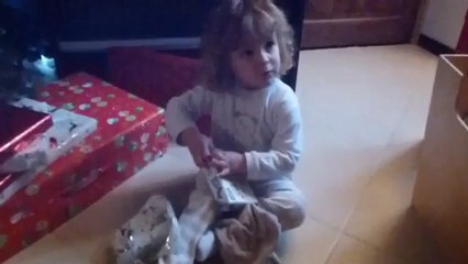 Solène déballe ses cadeaux