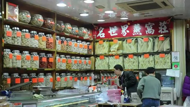 Hong Kong: des milliers d'ailerons de requins séchés sur un toit