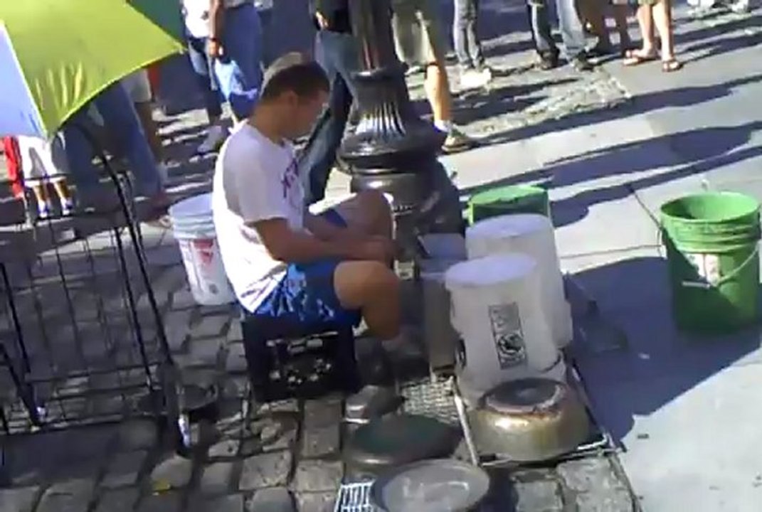 Um baterista de rua que te vai deixar boquiaberto | tabonito.pt