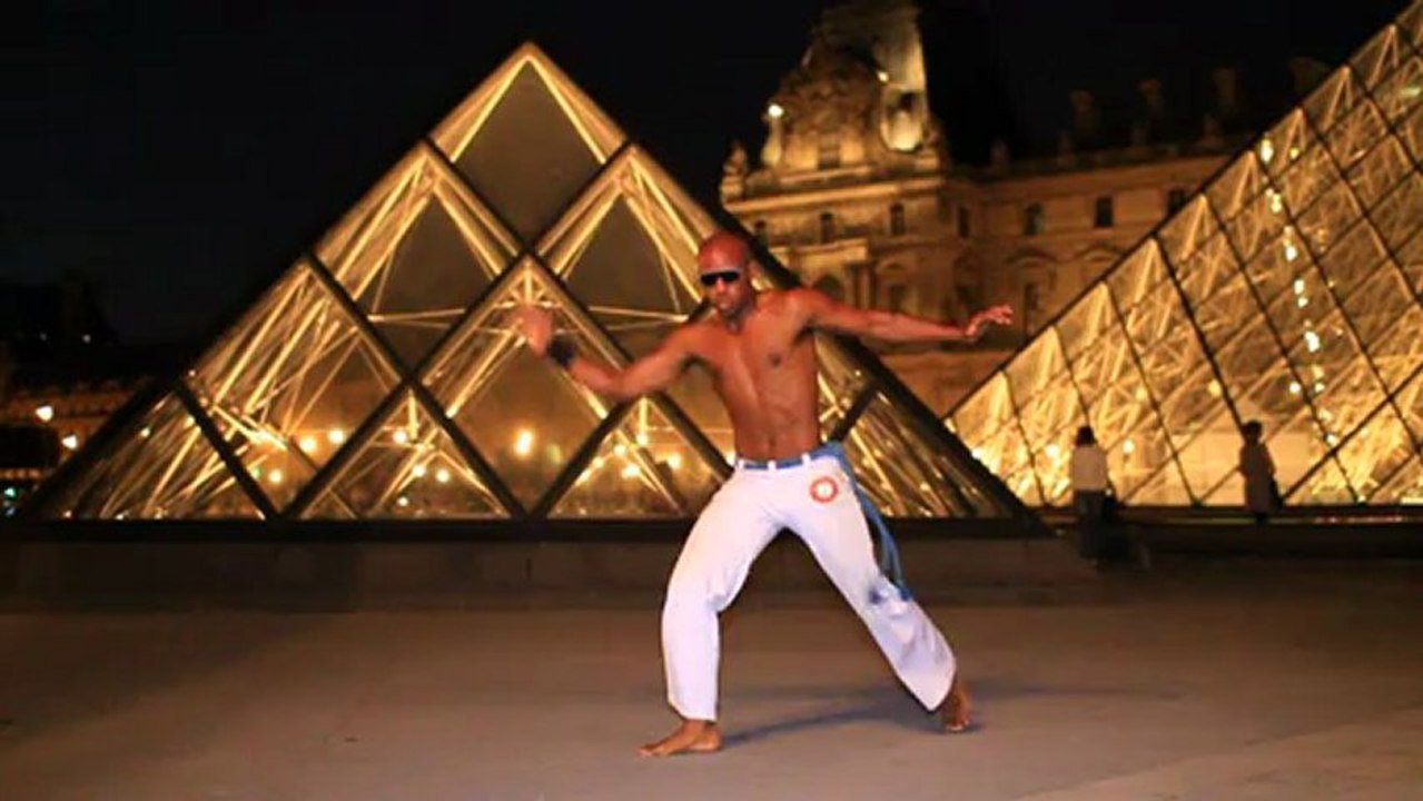 Jogaki Capoeira Paris 2013 - Bamba - Spectacle danseur Light Show aux Pyramides du Louvre
