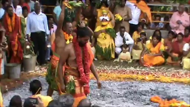 Marche sur le feu à Terre Rouge Saint-Pierre le 02/01/2013