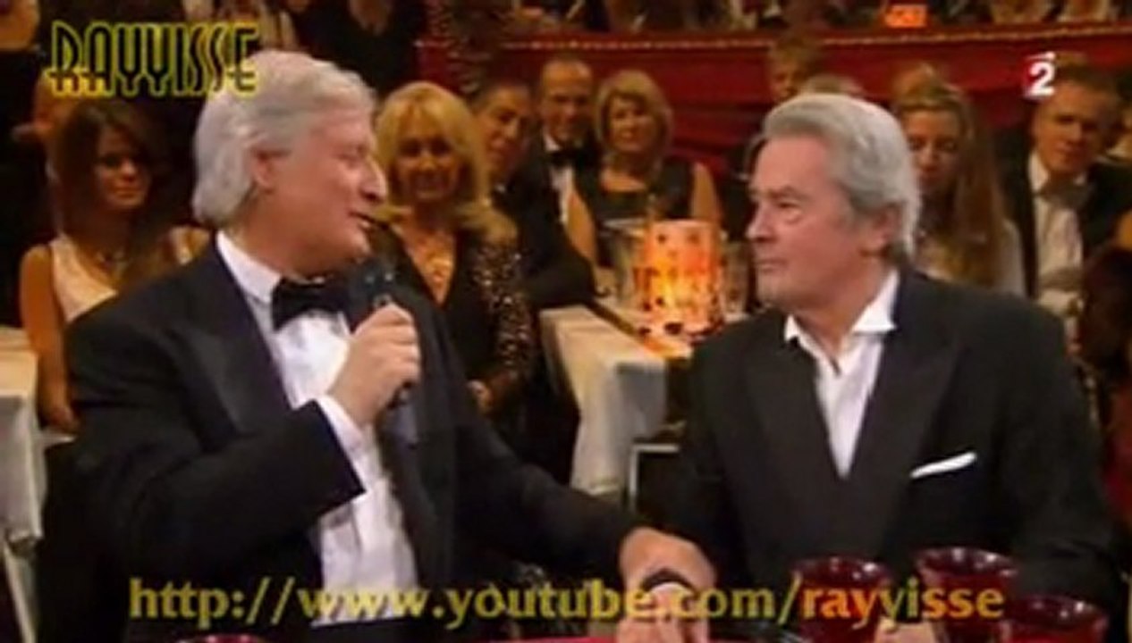 Alain Delon pleure devant le portrait de Jean Gabin [Live !][31-12-2012] Grande emotion !