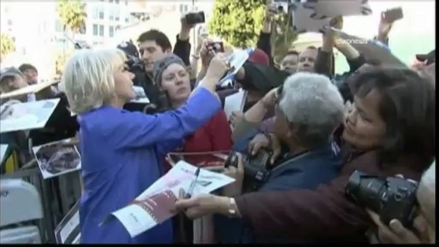 Helen Mirren recibe su estrella en el Paseo de la Fama...
