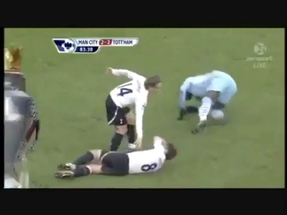 Balotelli Stamp On Scott Parker لقطة بالوتيلي يدوس على سكوت باركر - 