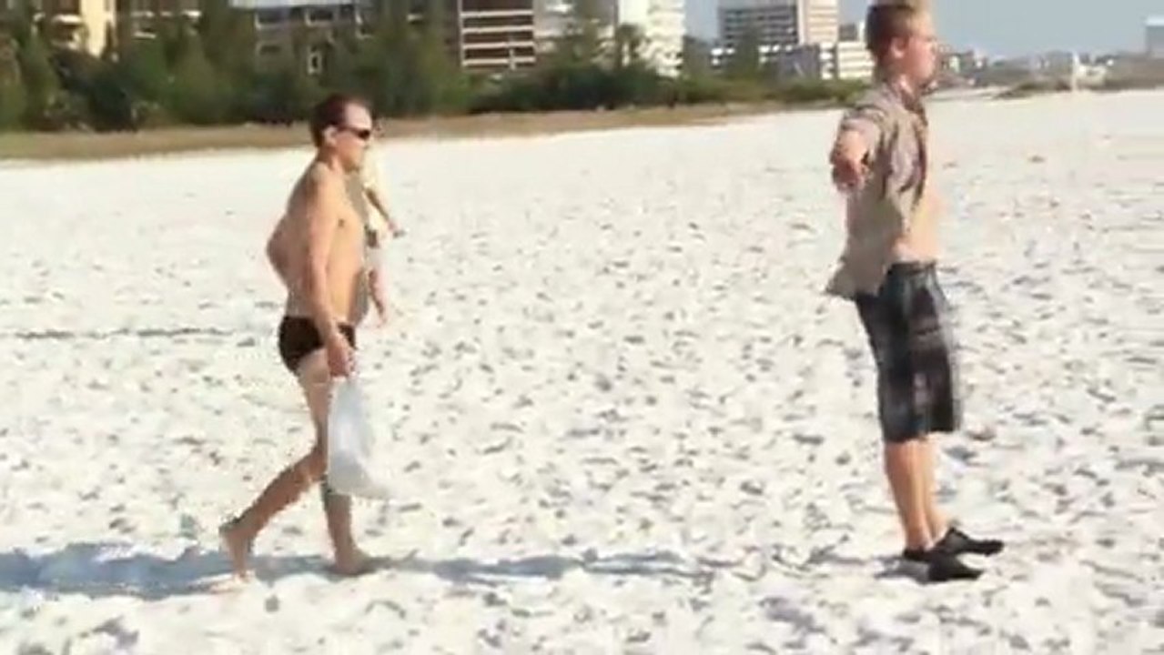 Charles Ross tente le jeu de confiance avec des inconnus, mais rare sont les personnes qui le rattrapent