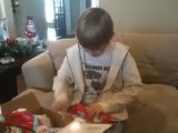 Ethan reçoit une laisse de chien à Noël
