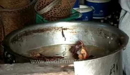 Arunachal-Ziro village-20-boiling of beef.flv