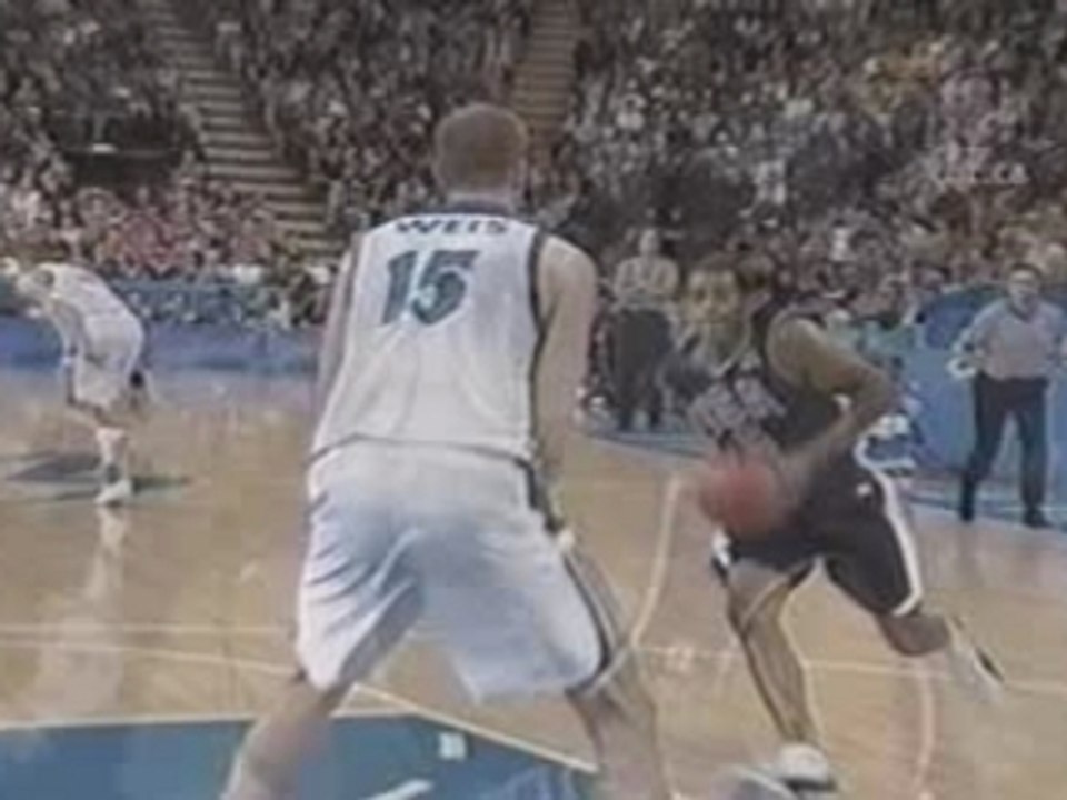 Vince Carter (Dunks Over A 7'2 Player)