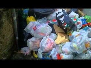 Aversa (CE) - Minidiscarica quotidiana in Via De Chirico (04.01.13)