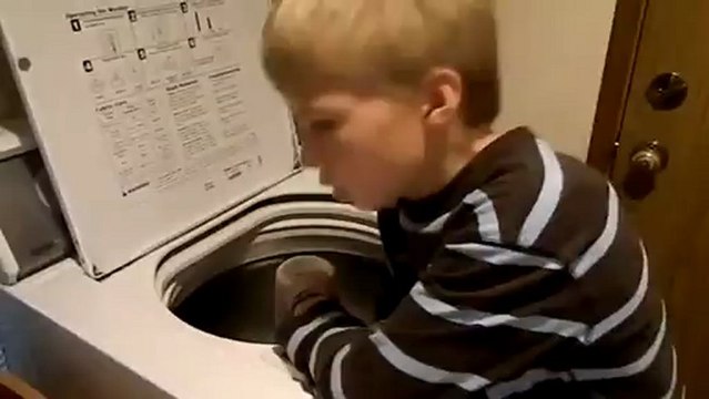 enfant fait des percussions sur une machine à laver