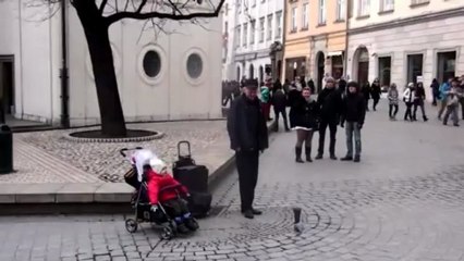 papa et enfant chanteur de rue