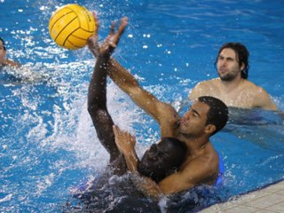 Ibra est moins doué au water-basket qu'au foot !