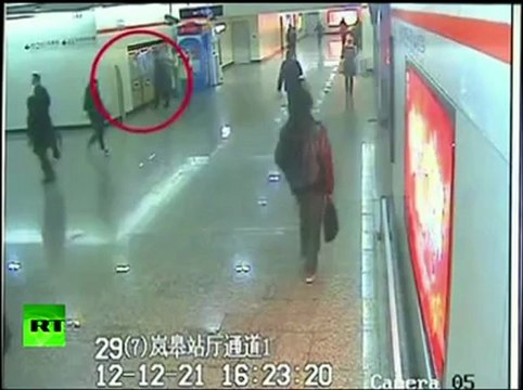 Regardez cet homme arrêter un trafiquant d'armes en lui faisant un croche-pied dans le métro