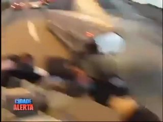 Un motard plein gaz sur l'autoroute en vive circulation !!! Dangerous !!!