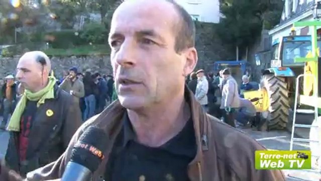 A Tulle, la Confédération paysanne demande à Jean-Marc Ayrault et François Hollande de sauver l'élevage