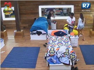 Victor mostrando a Nicole a caixinha de presente de Natal da Nat