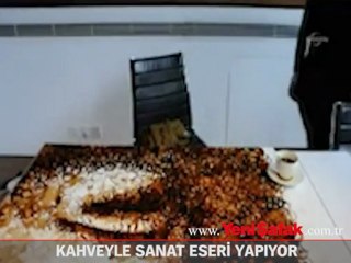 Kahveyle sanat eseri yapıyor