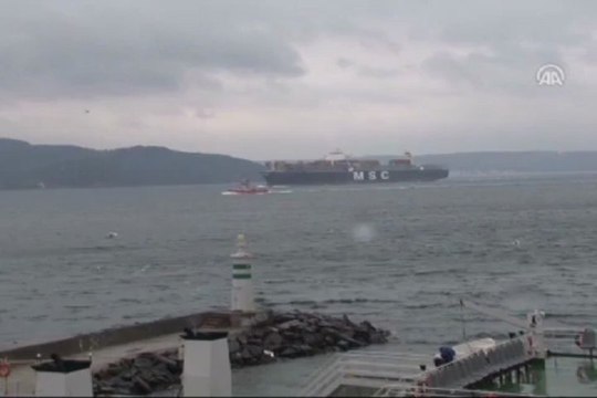 Dev gemi Çanakkale Boğazı'nı kapattı
