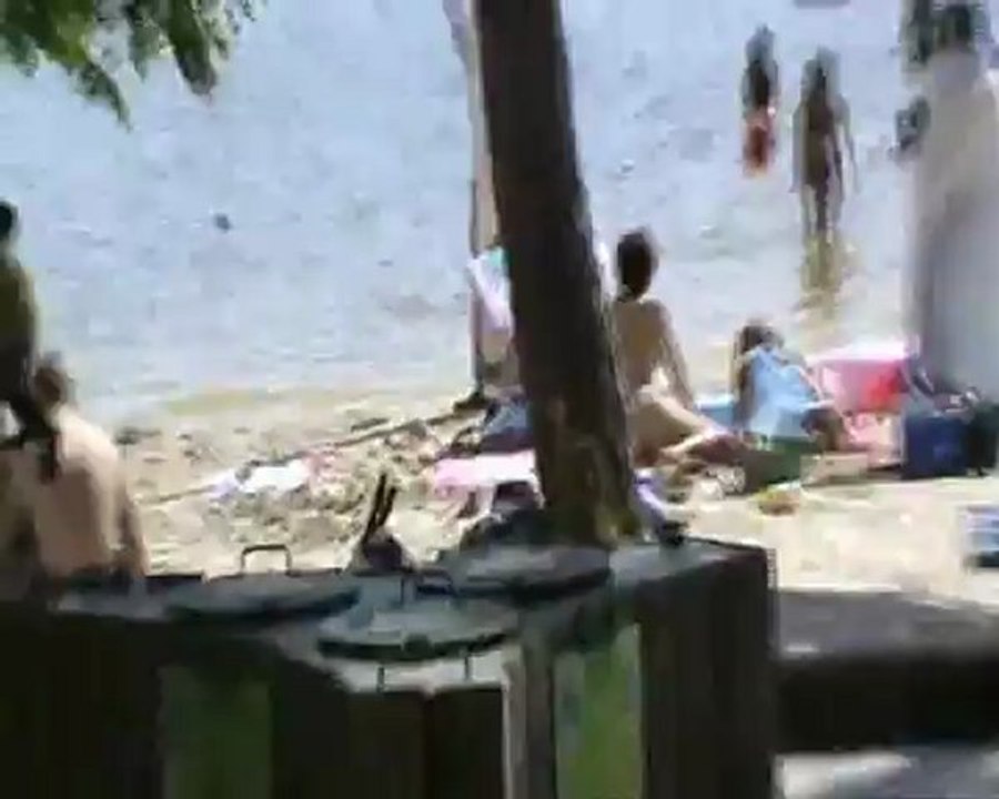 La poetesse Nathy Ebriet se baigne à l'étang de Jamaille