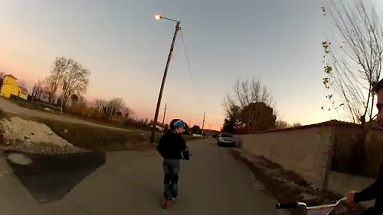 Enzo 1ère sortie Trot avant le skate park