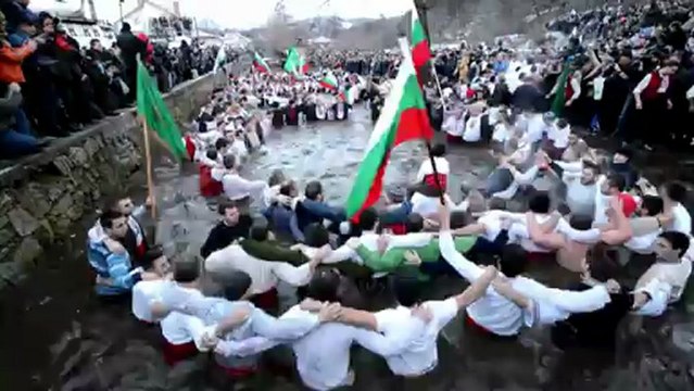 Les Bulgares bravent les eaux glacées pour l'Epiphanie