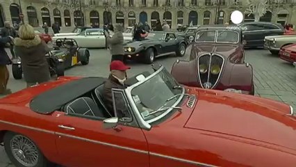 Vintage Cars Take Over Paris: A Spectacular Classic Car Parade 🚗