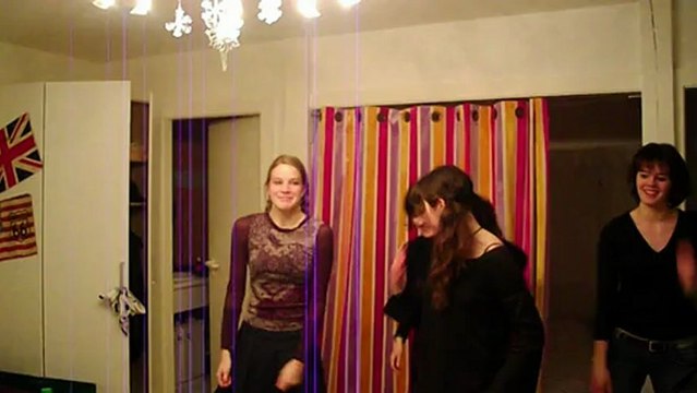 Moi et mes meilleures amies dansant sur Ponga le Pinguin Judoka