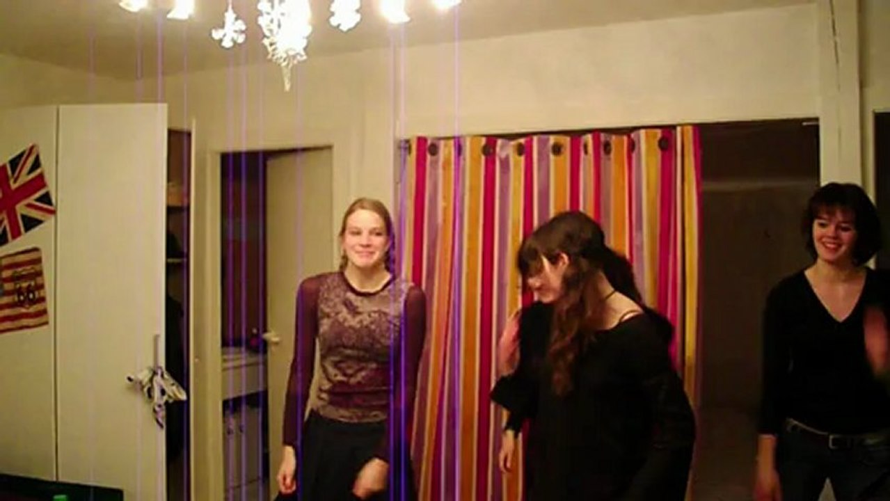 Moi et mes meilleures amies dansant sur Ponga le Pinguin Judoka