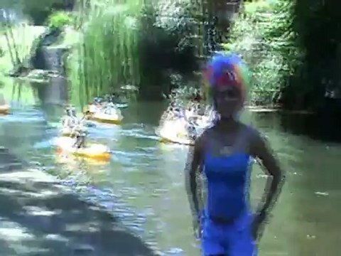 La poetesse Nathy Ebriet en visite en Brantôme